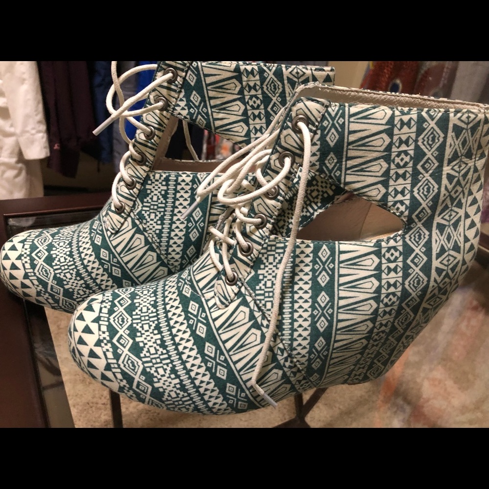 Shoes - Picture 7 of 8